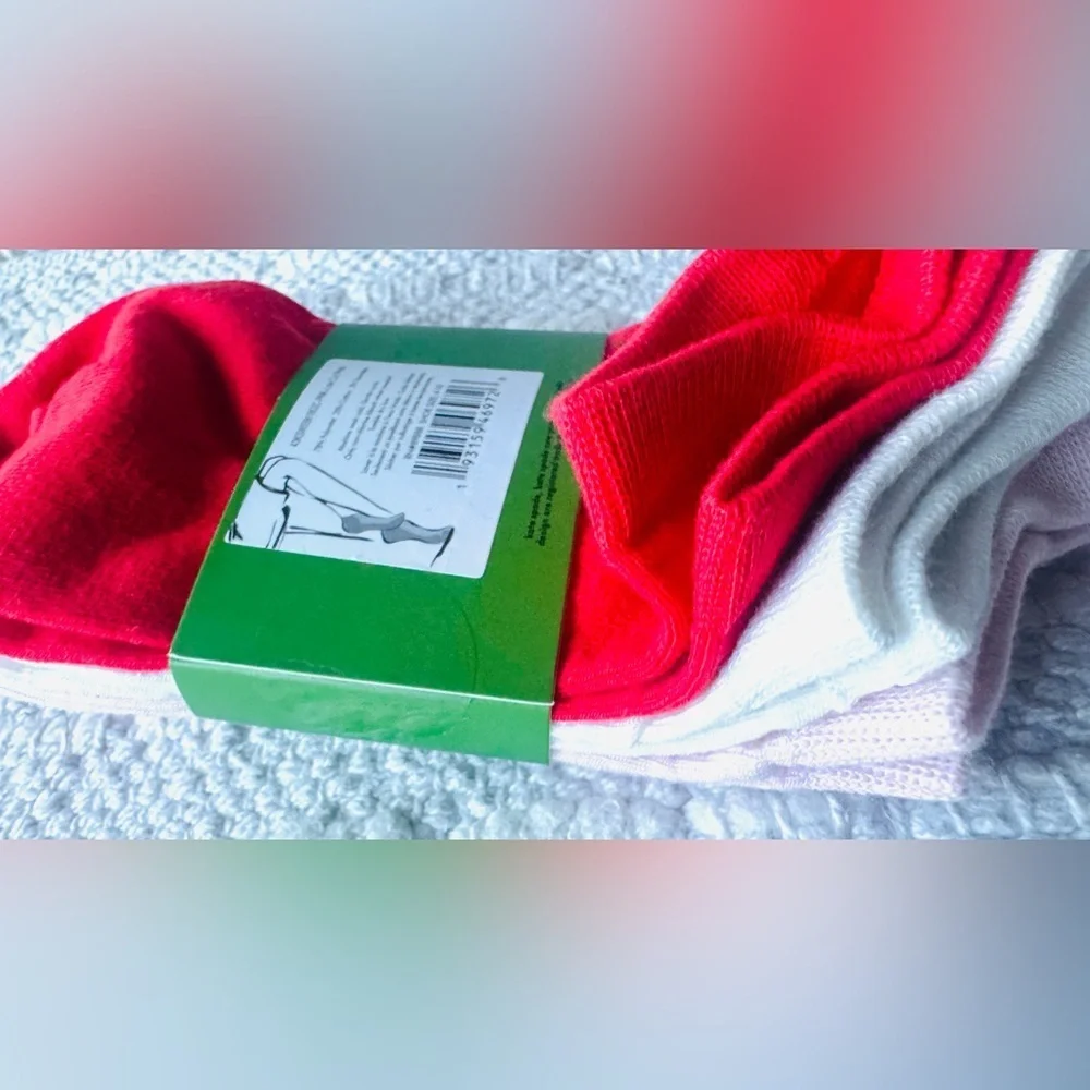 New Kate Spade 3 pairs low cut socks strawberry theme